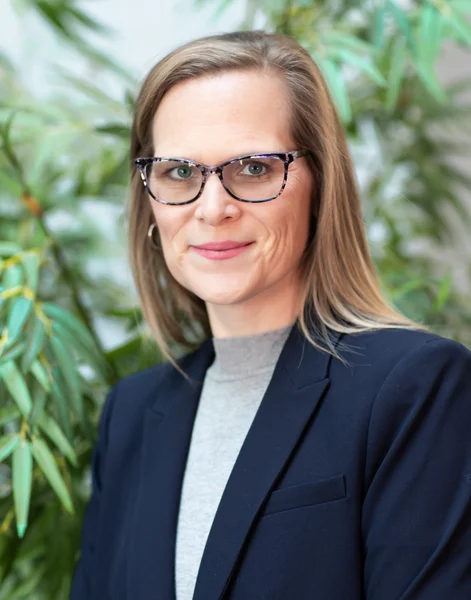 Julie Johnston, Agent